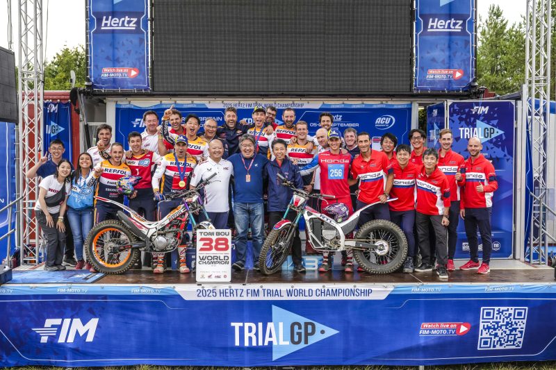 Пилотът на Repsol Honda, Тони Боу, спечели короната в Гедингтън с двойна победа, а Габриел Марчели взе три втори места и стана 3-ти в крайното класиране.